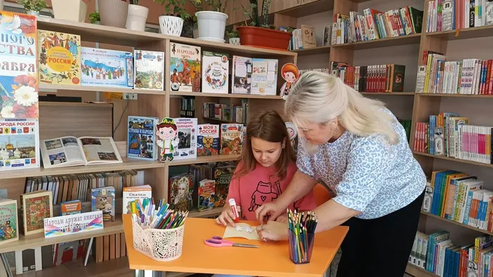 Библиотекарь и дети в творческом процессе