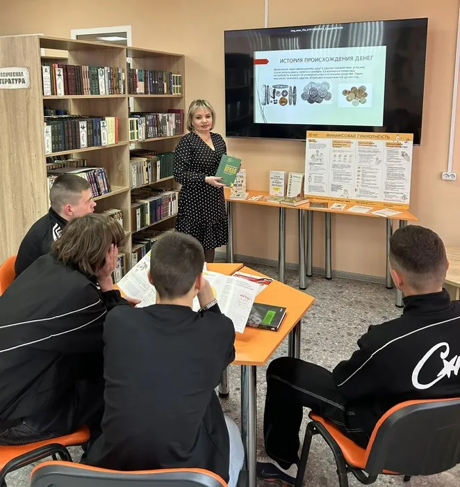 Библиотекарь знакомит читателей с литературой