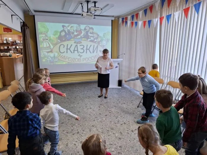 Библиотекарь профодит физкультминутку