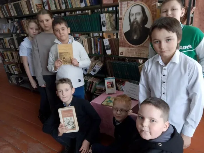 Латоновская библиотека. Дети у книжной выставки