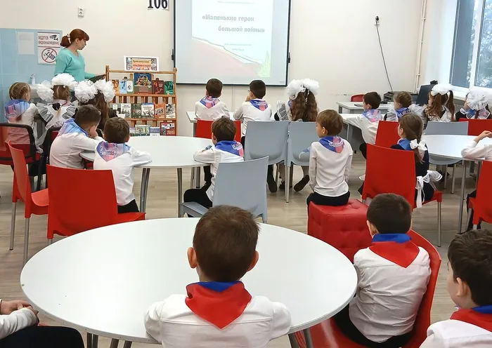 Ребята слушают библиотекаря