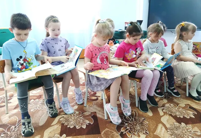 Дети увлеченно рассмаривают книги
