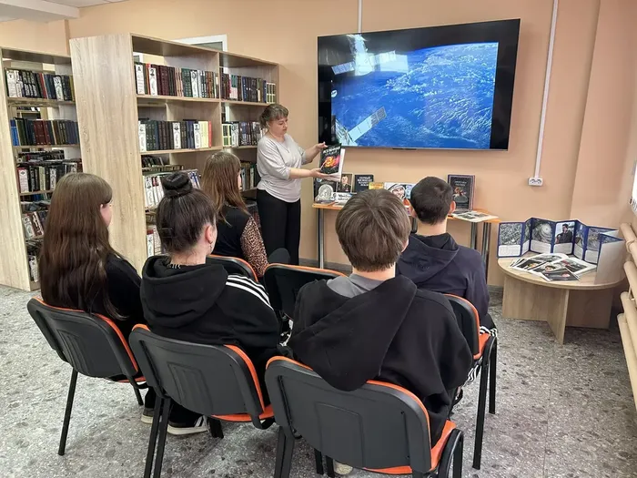 Ведущая показывает книги о космосе