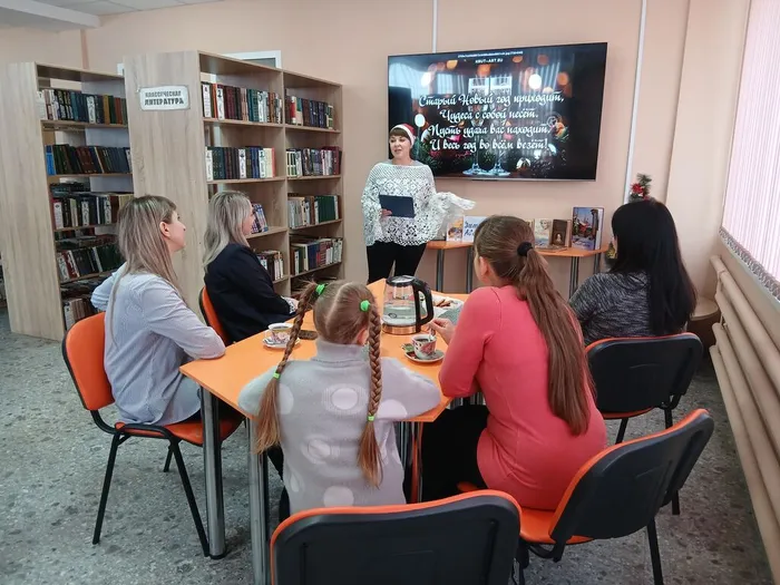 Сотрудник библиотеки, поведала гостям об истории празднования Старого Нового года.