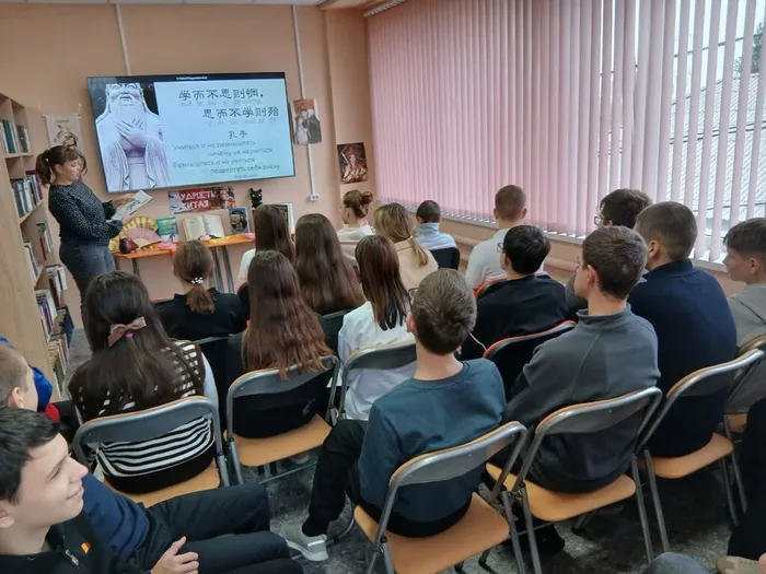 Библиотекарь рассказывает об особенностях китайской письменности