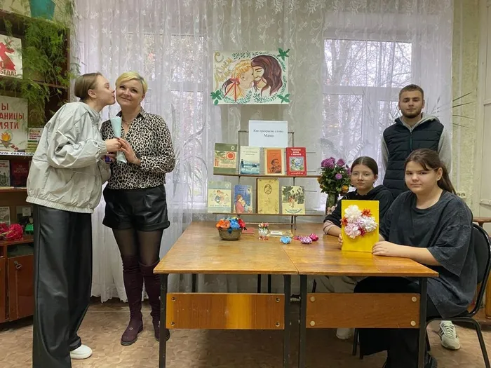 Надеждинская библиотека. Дети вручают подарки мамам