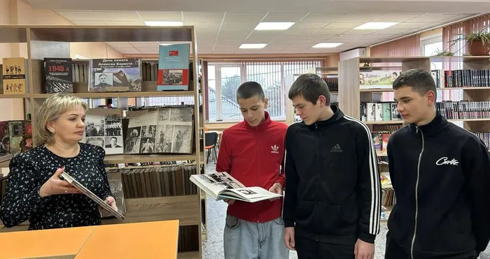 Библиотекарь рассказывает о книгах, представленных на выставке (1)