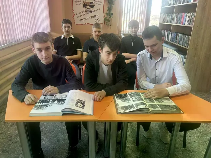 Ребята знакомятся с литературой об А. Бересте