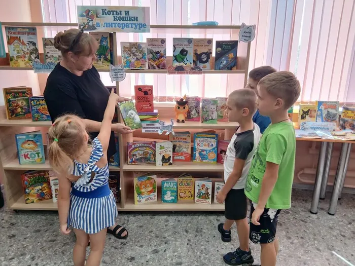 Рябята знакомятся с книжной выставкой