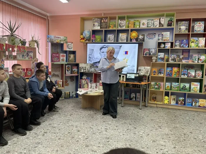 Библиотекарь рассказывает о книгах, представленных на книжной выставке