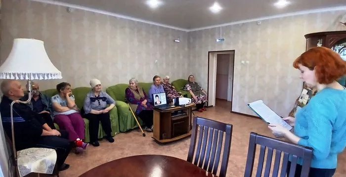 Пенсионеры внимают рассказчику