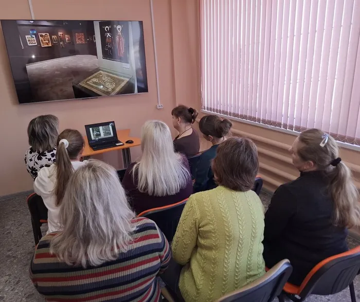 Библиотекари смотрят лекцию по истории Отечества