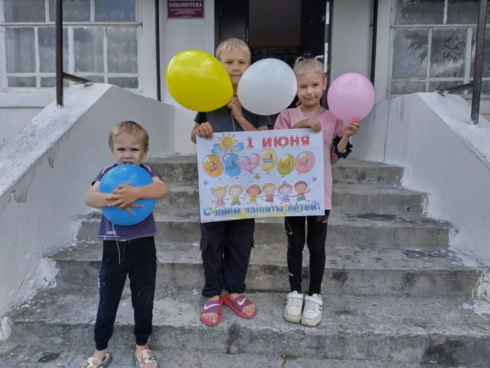 участники всероссийской акции Краски детства в шапошниковской библиотеке
