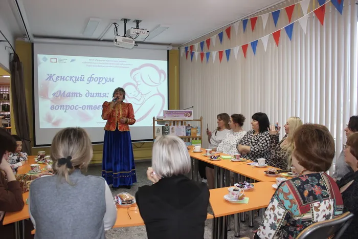 Торжественное открытие вечера  исполнением песни Мамины руки (1)