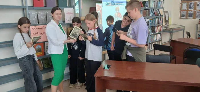 библиотекарь раздаёт листовки