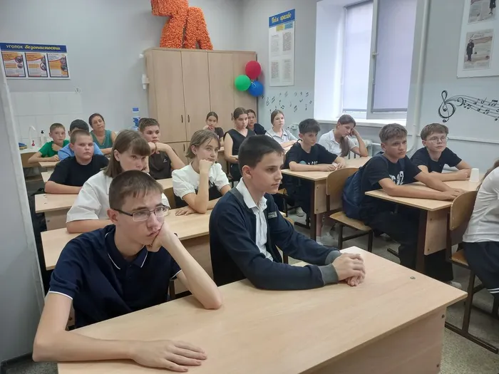 Старшеклассники слушали, затаив дыхание в их глазах было видно не просто любопытство, а глубокое сопереживание тем, чьи жизни оборвались в школьных коридорах более двух десятилетий назад