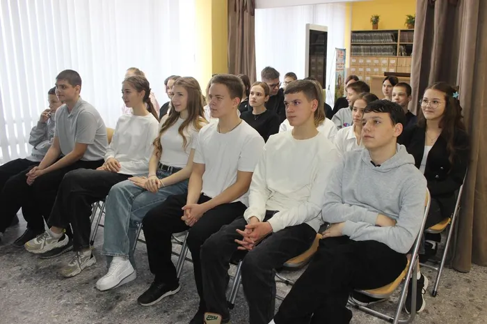 Школьники слушают ведущих