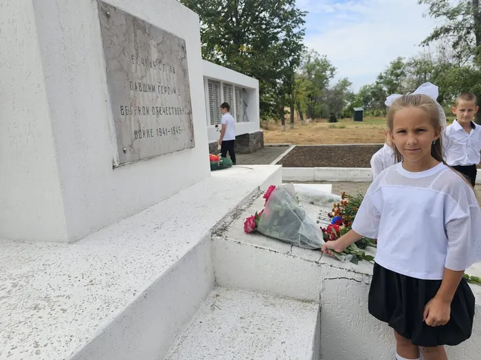 у памятника в селе большекирсановка