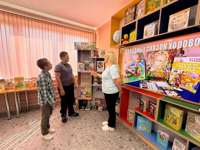 Библиотекарь знакомит рябят с книжной выставкой