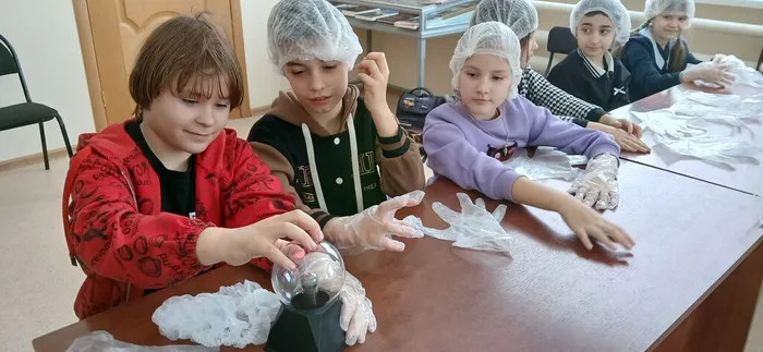 дети с шаром Тесла