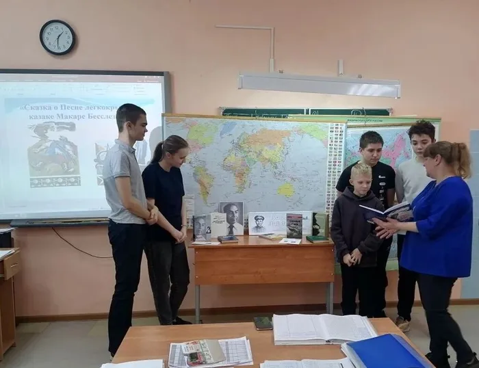 Библиотекарь знакомит ребят с  литературой представленной на книжной выставке
