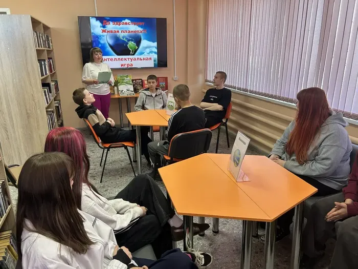 Ведущая рассказывает командам о правилах игры (1)