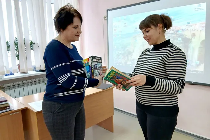Учитель дарит книги библиотеке