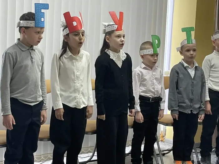 Дети поют песню  ридцать три родных сестрицы