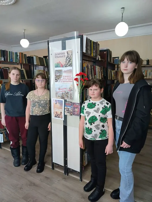 У выставки в Шапошниковской библиотеке