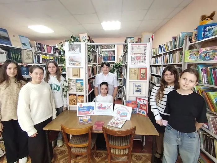 Читатели Алексеевской библиотеки у выставки