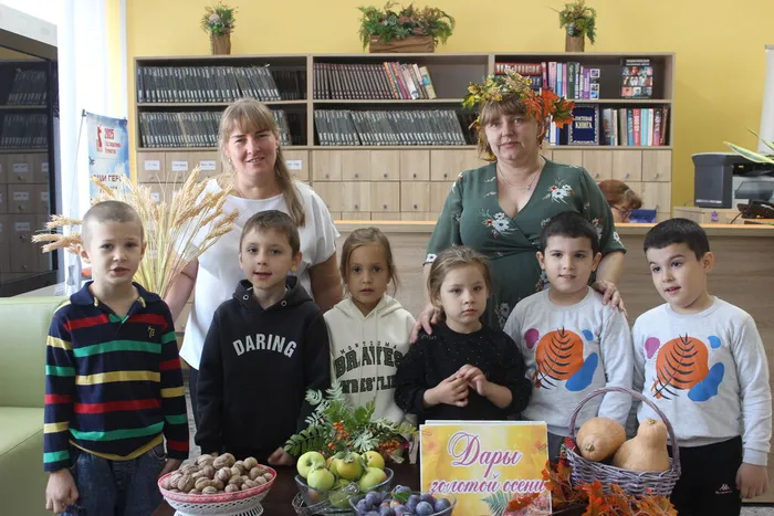 Библиотекари знакомят участников мероприятия с Дарами природы
