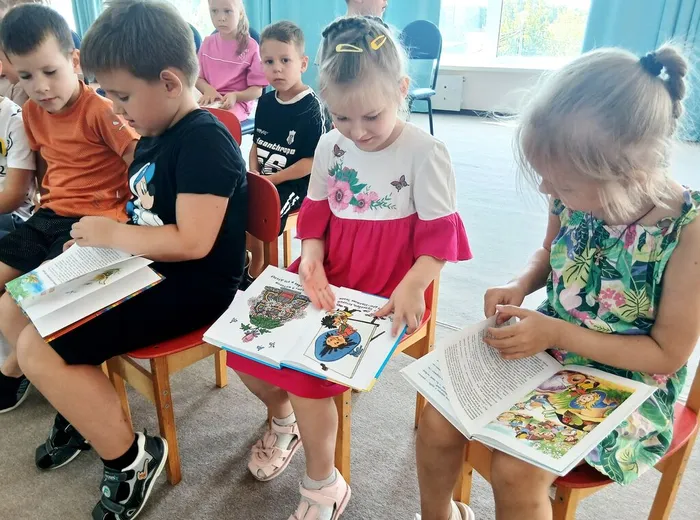 Юные читатели с книгами
