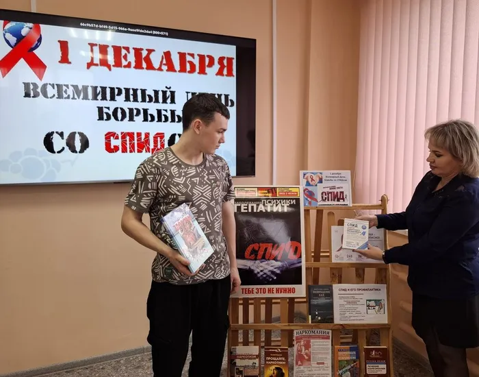 читатели знакомятся с материалами книжной выставки