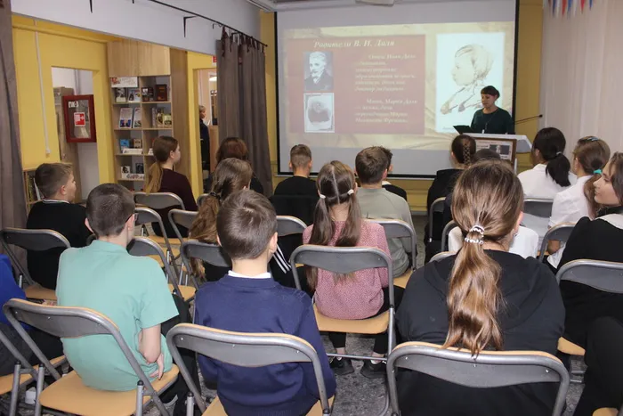 библиотекарь рассказывала ребятам о многогранной личности Владимира Ивановича Даля