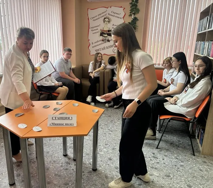Участники квест-игры выполняют задание на станции Минное поле