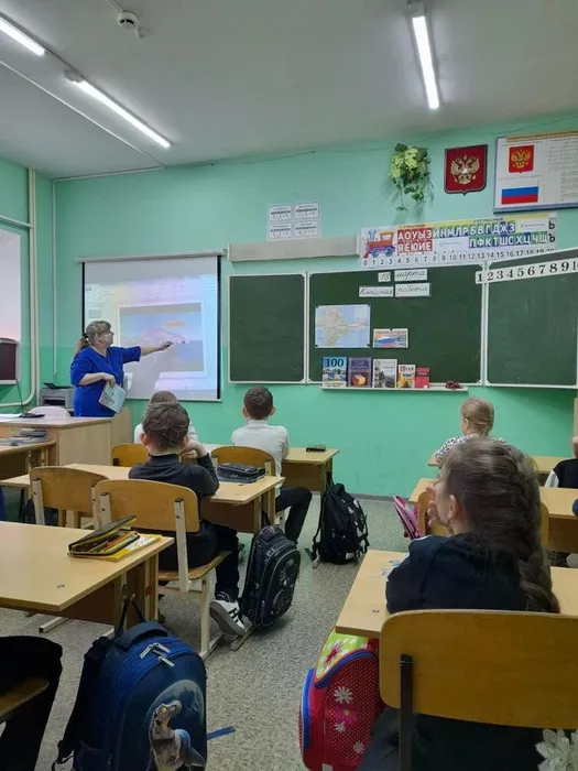 Библиотекарь знакомит с достопримечательностями Крыма