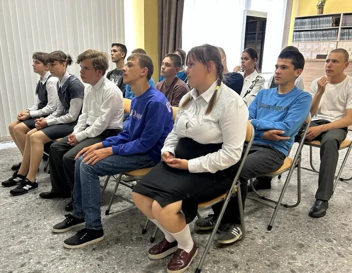 Ребята слушают рассказ ведущих