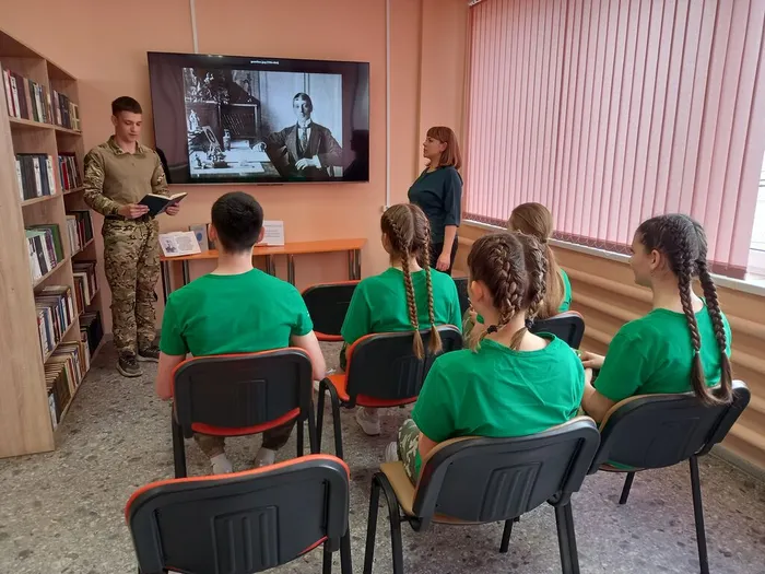Старшеклассники с волнением и вдохновением читали стихи Николая Гумилева.