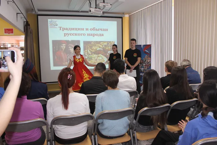 Девочка демонстрирует русский костюм