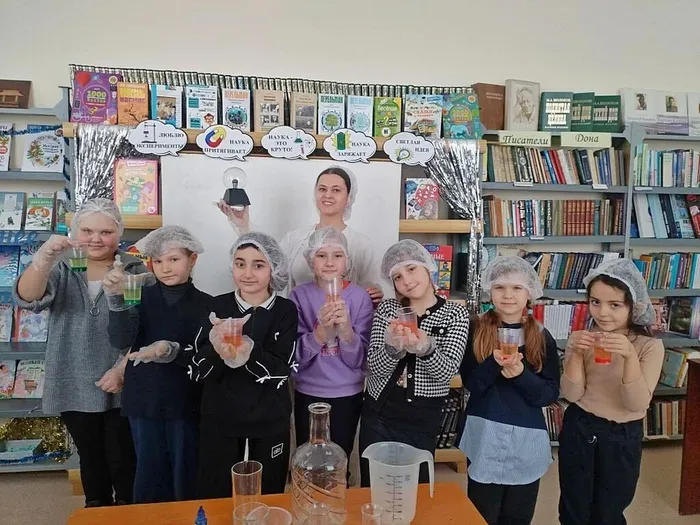 библиотекарь и девочки