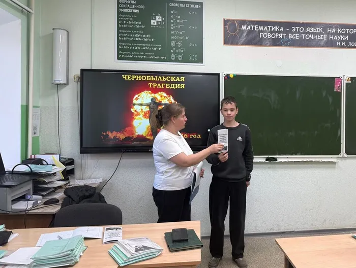 Библиотекарь вручает тематический буклет учащемуся (1)