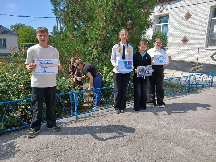 3 сентября, в День солидарности в борьбе с терроризмом, библиотекарь провела со старшеклассниками акцию «Капля жизни» (1)