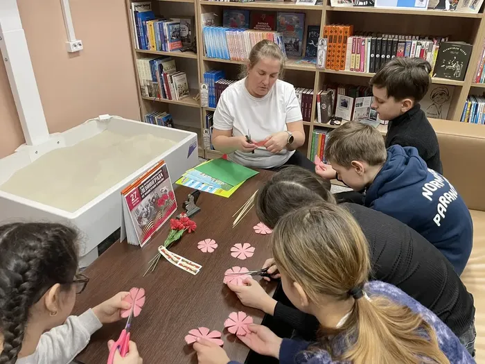 Библиотекарь делится с детьми секретом создания памятной гвоздики