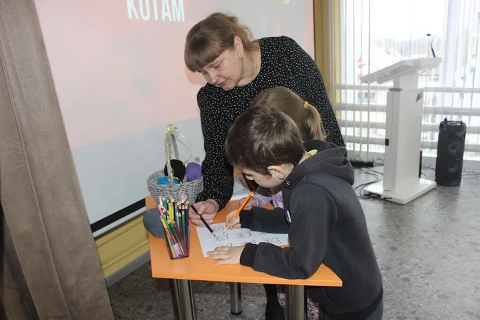 Библиотекарь помогает ребям найти отличия на картинке