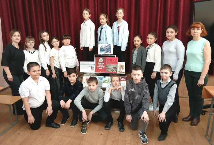 Библиотекарь с ребятами