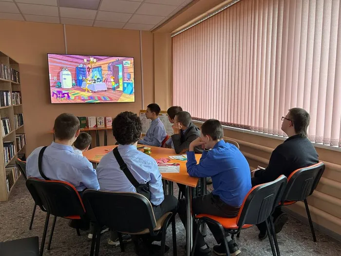 ребята смотрят видео