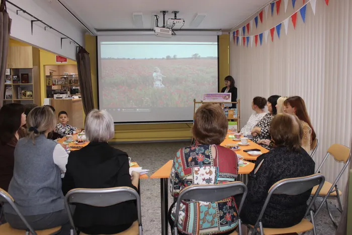 Библиотекарь рассказывант об истории праздника
