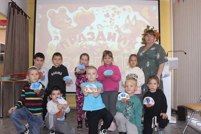 Общая фотография участников творческой мастерской Осенняя фантазия