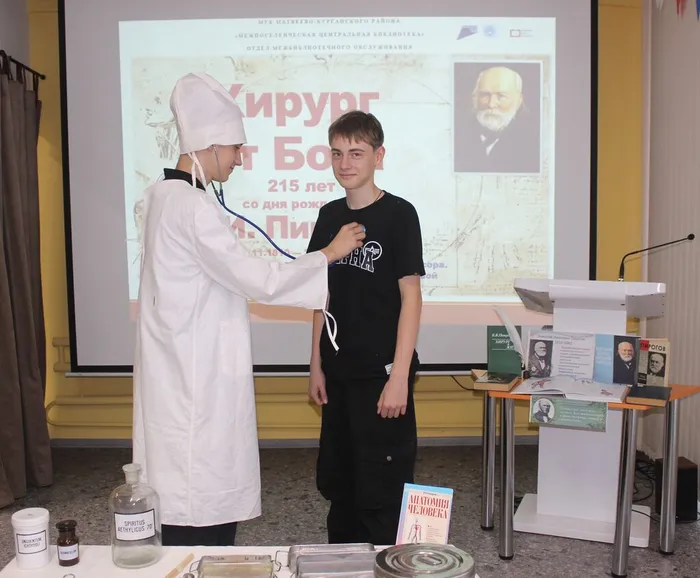 Школьники пробуют себя в роли врача