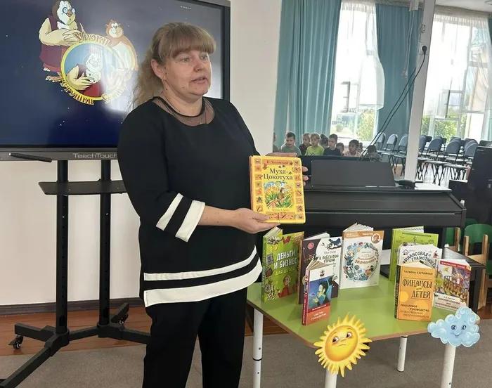 библиотекарь знакомит с книжной выставкой